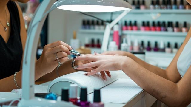 How to Apply Chrome Powder on Nails: A Simple Step-by-Step Guide